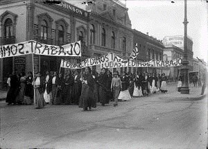 Manifestación de mujeres pidiendo trabajo, México, D.F., diciembre de 1913 Manifestación de mujeres pidiendo trabajo, México, D.F., diciembre de 1913