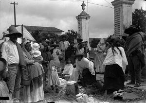 Gente en un día de tianguis, c. 1908, Coatepec, Ver. Gente en un día de tianguis, c. 1908, Coatepec, Ver.