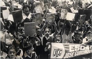 Niños después de recibir su libro de texto gratuito, 1964 Niños después de recibir su libro de texto gratuito, 1964