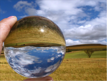 Esfera de cristal mostrando invertido el paisaje de fondo.
