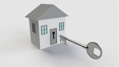 Llave entrando a la cerradura de una casa pequeña.