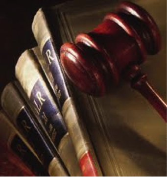 Mazo de tribunal encima de libros.