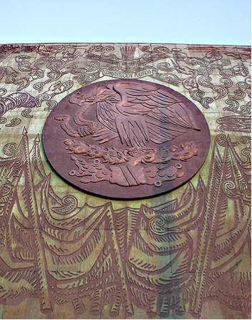 Mural con el escudo de la bandera nacional.