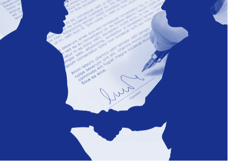 Silueta de dos hombres de negocios estrechándose las manos. Fondo de un contrato firmado por una mano.