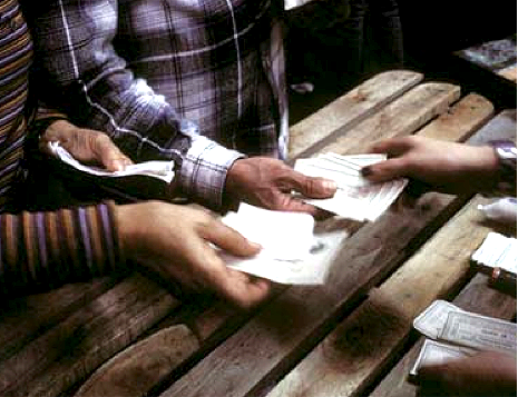 Manos intercambiando billetes.