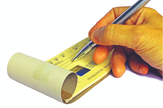 Mano con bolígrafo sobre un formato de título de crédito.
